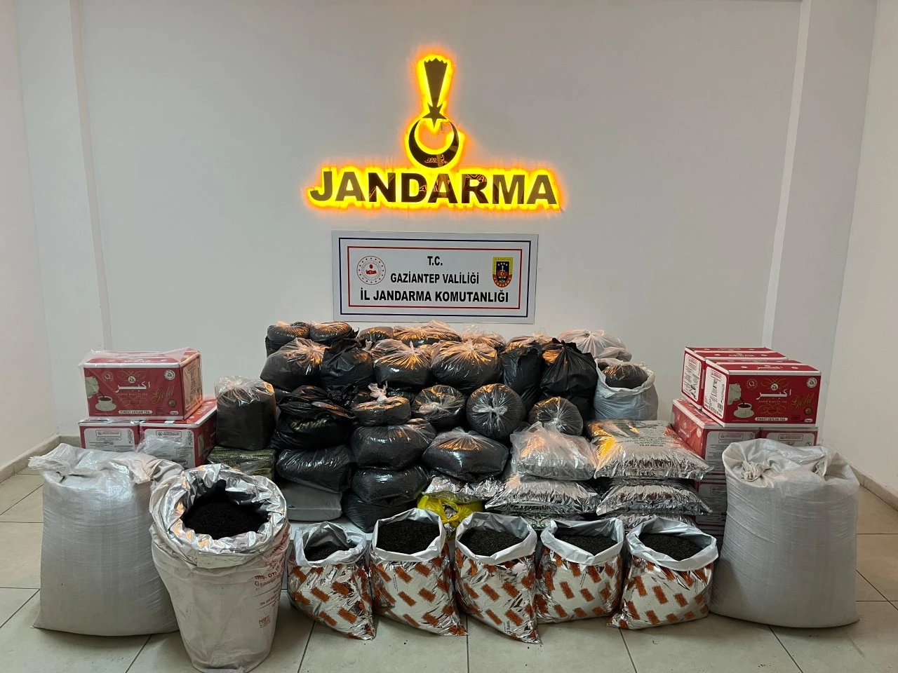JANDARMA KAÇAKÇILIK YAPANLARA GÖZ AÇTIRMIYOR