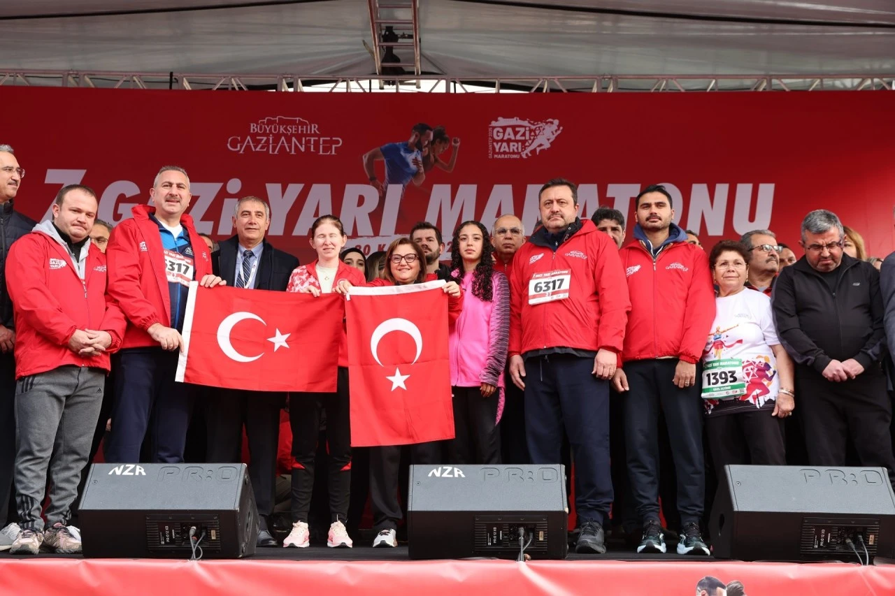  7.GAZİ YARI MARATONU HEYECAN VE RENKLİ G&Ouml;R&Uuml;NT&Uuml;LERLE YAPILDI