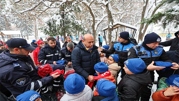 GAZİANTEP B&Uuml;Y&Uuml;KŞEHİR BELEDİYESİ, &Ccedil;OCUKLARIN KAR SEVİNCİNE HEDİYELERLE ORTAK OLDU