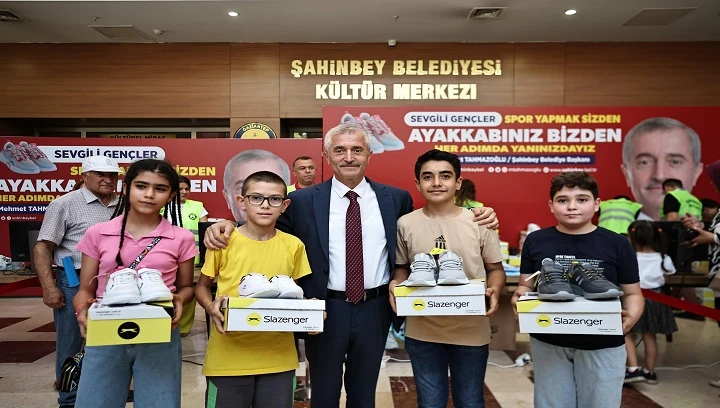 ŞAHİNBEY BELEDİYESİ’DEN ÖĞRENCİLERE 1 MİLYON 438 BİN SPOR AYAKKABISI HEDİYE