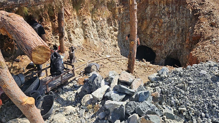 KAÇAK KROM MADENİ ÇIKARAN ŞAHISLARA JANDARMADAN SUÇÜSTÜ