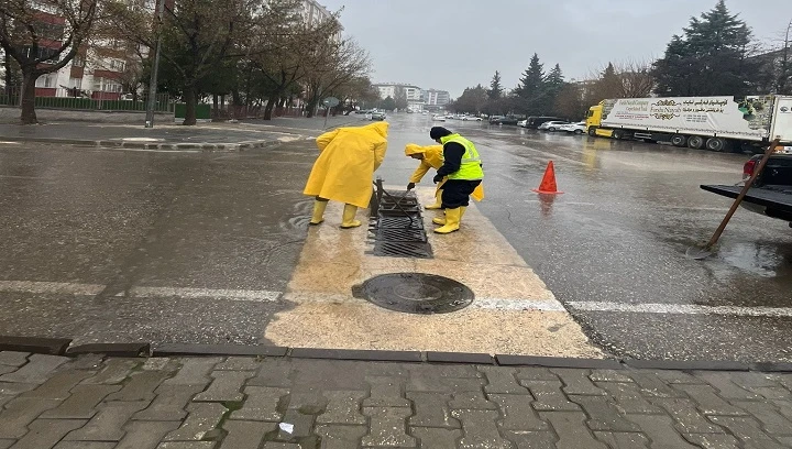 YAĞIŞA KARŞI GAZİANTEP B&Uuml;Y&Uuml;KŞEHİR SAHADA