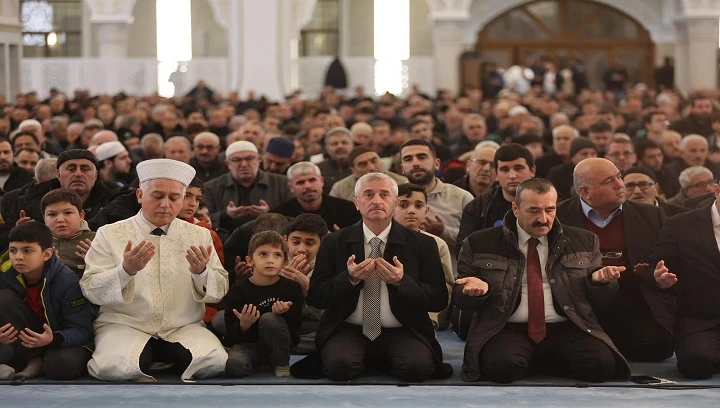 MİRA&Ccedil; GECESİNDE ŞAHİNBEY MİLLET CAMİİ DOLDU TAŞTI