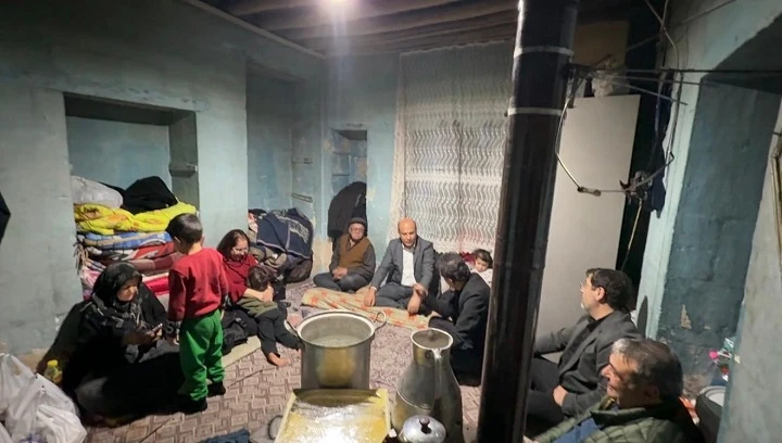 GAZİANTEP&rsquo;TE Y&Uuml;REK SIZLATAN G&Ouml;R&Uuml;NT&Uuml;LER: 7 KİŞİ TEK ODADA YAŞAM M&Uuml;CADELESİ VERİYOR!