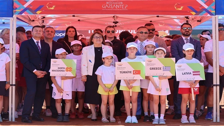 GAZİANTEP BÜYÜKŞEHİR’İN EV SAHİPLİĞİ’NDE ULUSLARARASI TENİS 14 YAŞ AVRUPA YAZ KUPASI’NIN AÇILIŞI YAPILDI