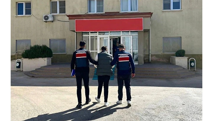 11 YIL HAPİS CEZASI İLE ARANAN &Uuml;&Ccedil; ŞAHIS JASAT&rsquo;TAN KA&Ccedil;AMADI