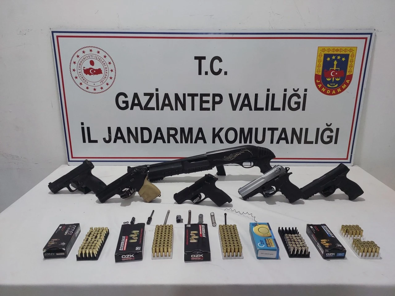 SİLAH KAÇAKÇILARINA JANDARMA BASKINI