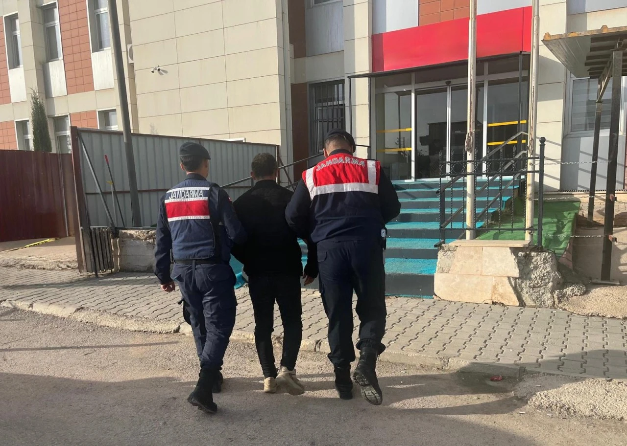 11 YIL HAPİS CEZASI İLE ARANAN &Uuml;&Ccedil; ŞAHIS JASAT&rsquo;TAN KA&Ccedil;AMADI