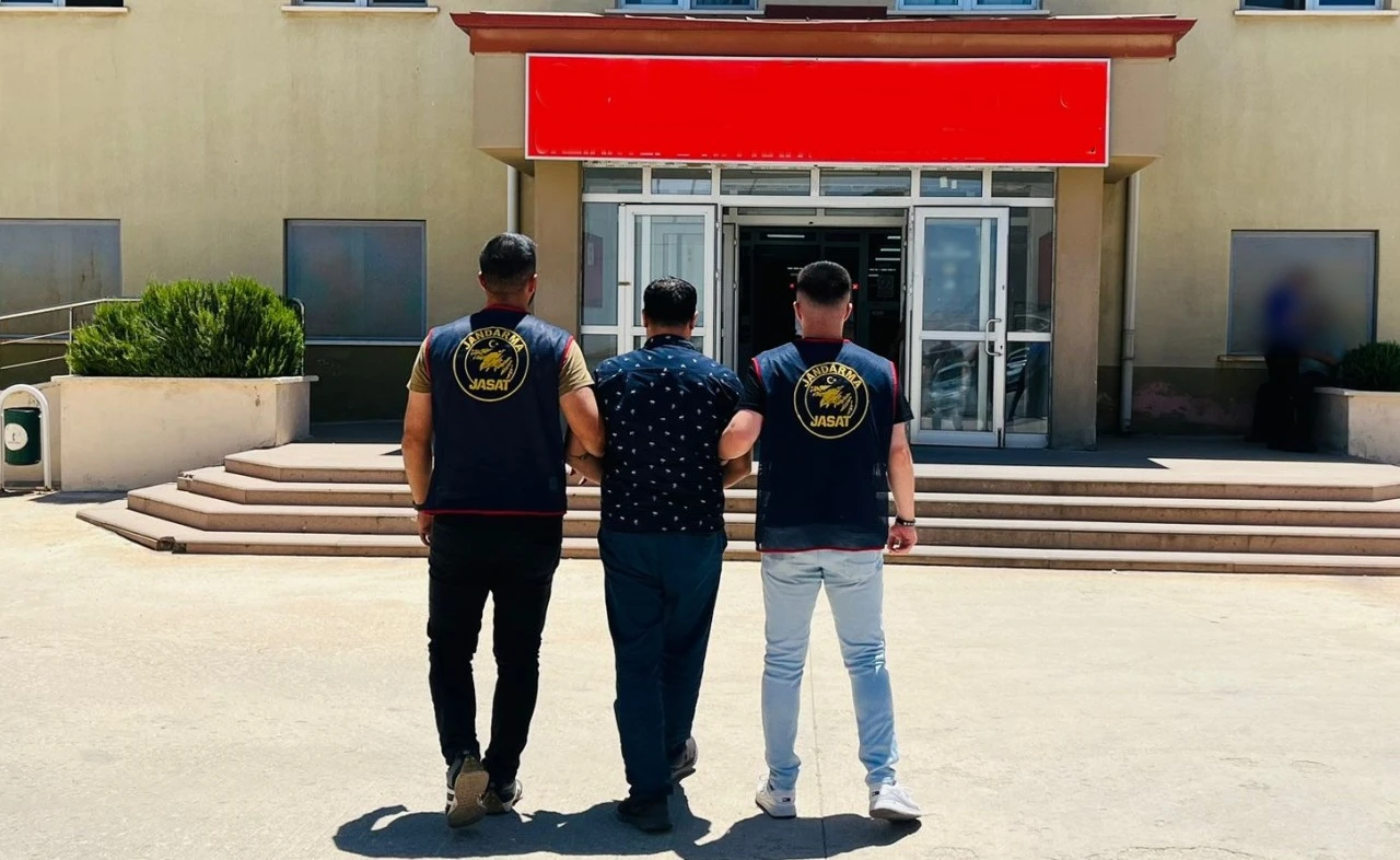 15 YIL ARANMA KAYDI BULUNAN UYUŞTURUCU TACİRİ JASAT’TAN KAÇAMADI