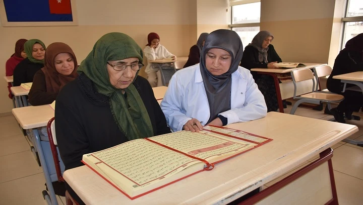 ŞAHİNBEY BELEDİYESİ TESİSLERİNDE KUR&rsquo;AN-I KERİM &Ouml;ĞRENDİ
