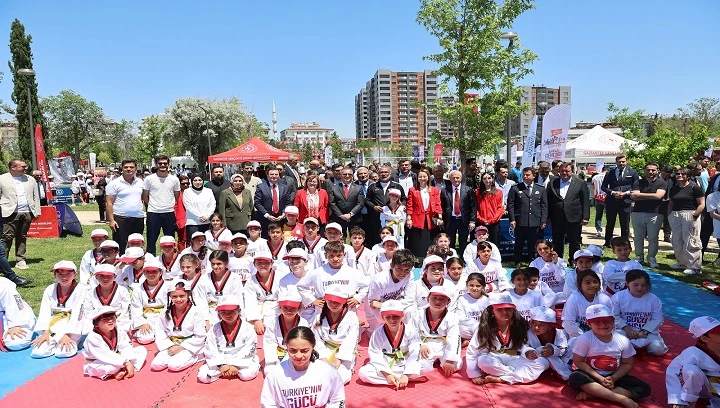 GAZİANTEP BÜYÜKŞEHİRİN DESTEKLERİYLE 200 ÖĞRETMENDEN ATA’YA ZEYBEKLİ SAYGI DURUŞU