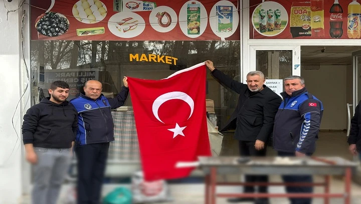 BAŞKAN G&Uuml;ZEL; KARKAMIŞ'I AY YILDIZLI BAYRAKLARLA DONATTI
