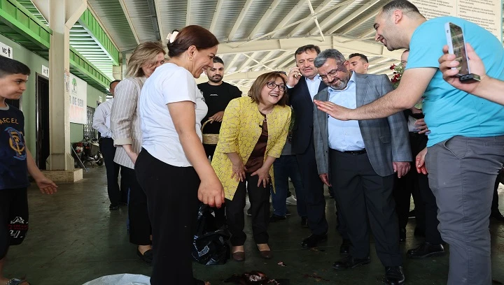 BAŞKAN ŞAHİN, BAYRAMIN İLK GÜNÜNDE VATANDAŞLARLA BAYRAMLAŞTI