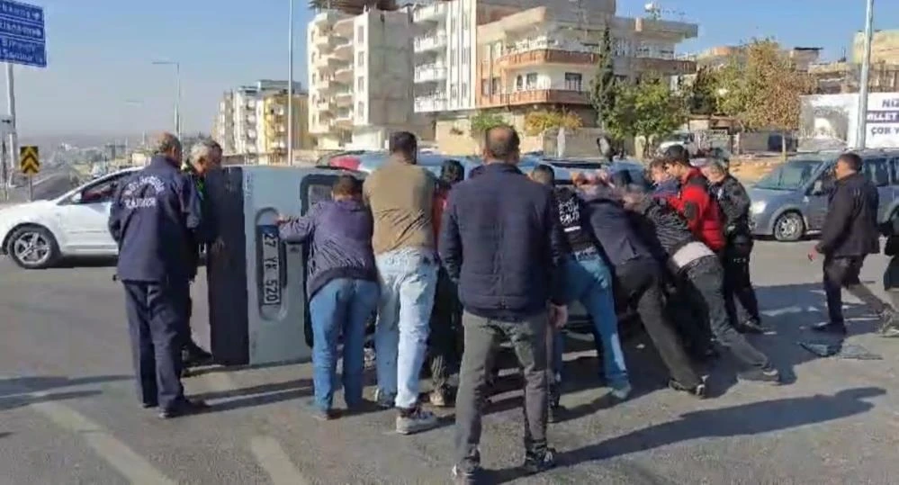 Nizip Otogar Kavşağı'nda &ccedil;arpışan iki ara&ccedil;ta maddi hasar meydana geldi