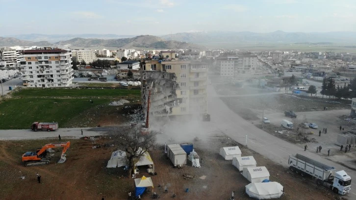 Nurdağı'nda ağır hasarlı binaların yıkımı sürüyor