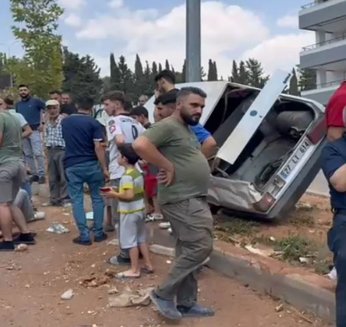Otomobil refüjdeki aydınlatma direğine çarptı: 1 yaralı