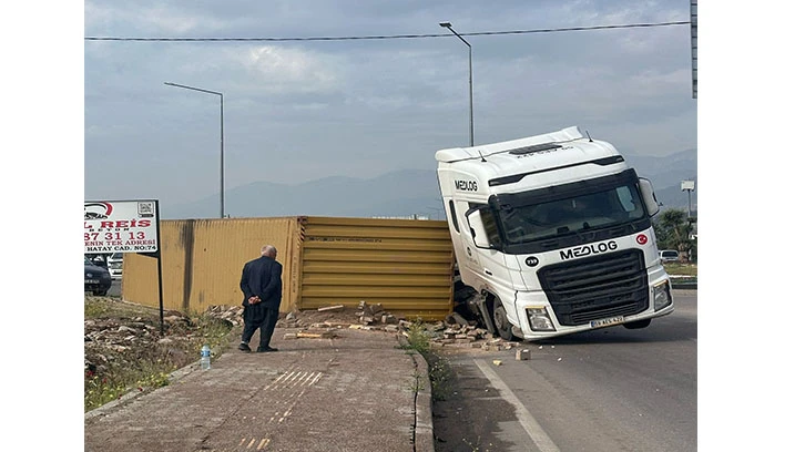 pamuk yüklü tırın dorsesi yan yattı