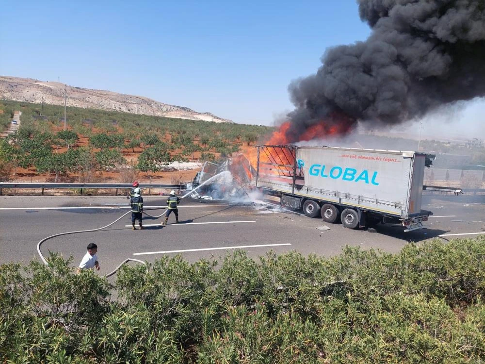 Park halindeki tıra &ccedil;arpan tır alev topuna d&ouml;nd&uuml;: Feci kaza kamerada