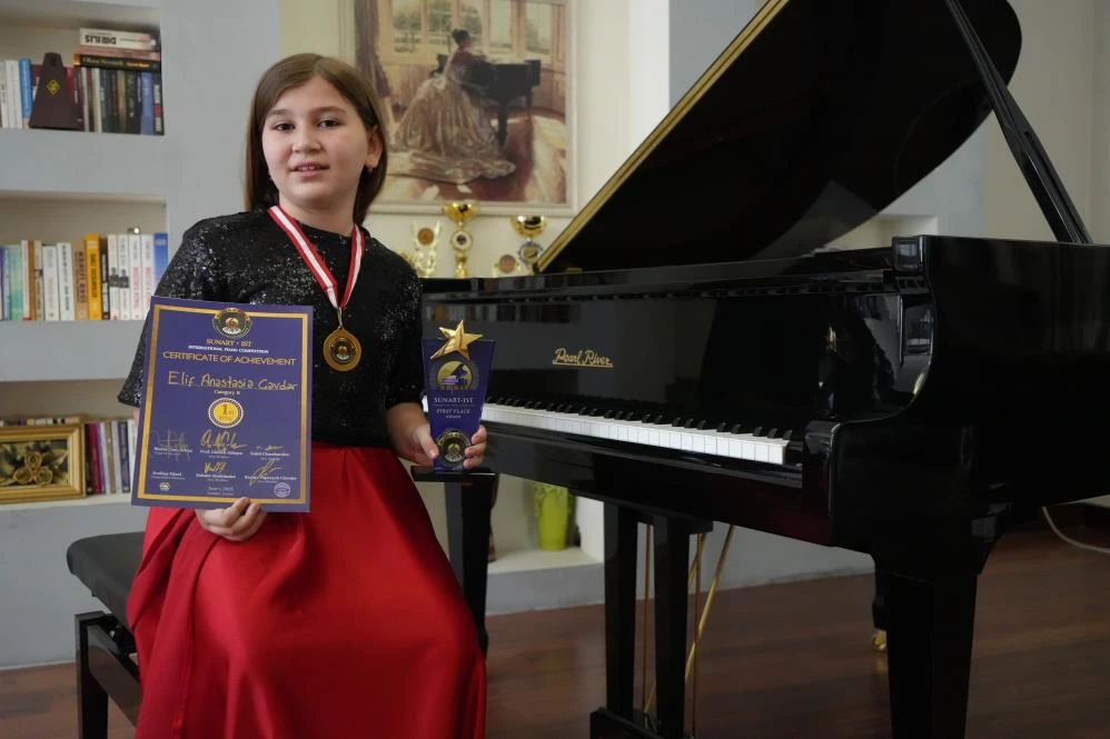 Piyanonun gen&ccedil; yeteneği Elif, yarışmada birinci oldu