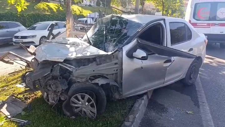  refüjdeki demirlere çarpan otomobilde 2 kişi yaralandı