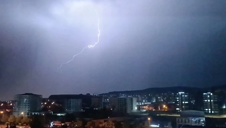 sağanak ve dolu etkili oldu, şimşekler geceyi aydınlattı