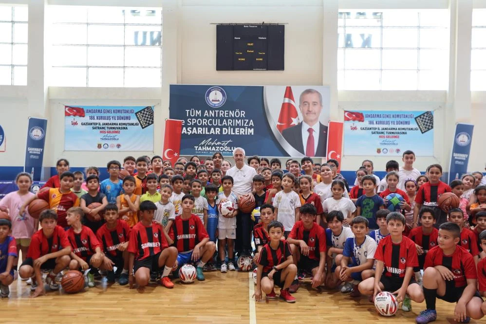 Şahinbey Belediyesi&rsquo;nden 160 bin adet basketbol, voleybol ve futbol topu hediye