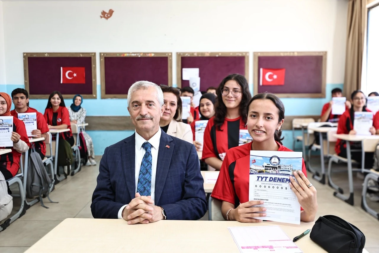 ŞAHİNBEY BELEDİYESİ’NDEN ÖĞRENCİLERE DENEME SETİ DESTEĞİ