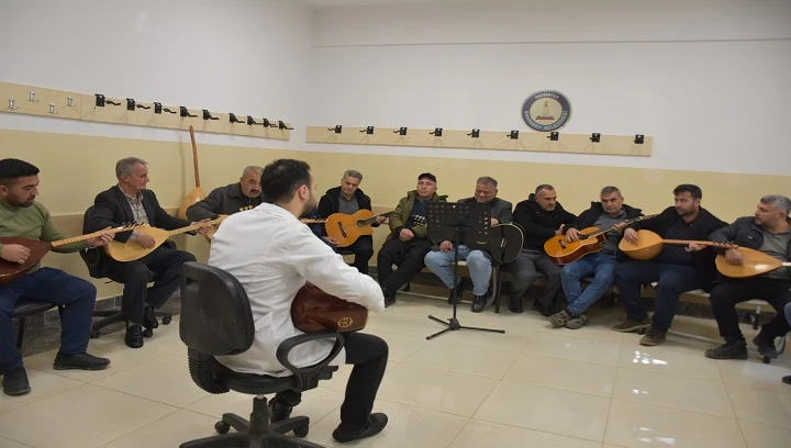 ŞAHİNBEYLİ &Ccedil;İFT&Ccedil;İLER M&Uuml;ZİK KURSUNDA GİTAR VE BAĞLAMA &Ouml;ĞRENİYOR