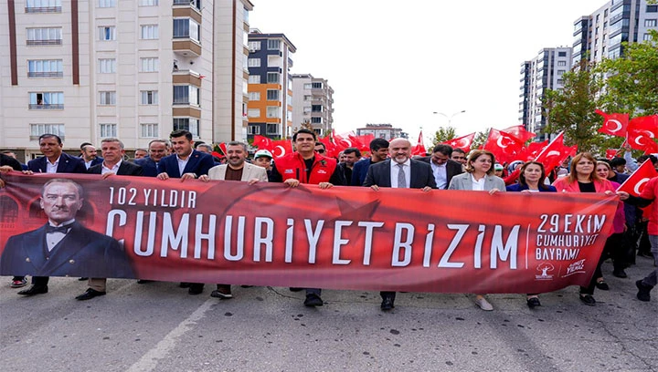 ŞEHİTKAMİL&rsquo;DE GEN&Ccedil;LER, CUMHURİYET İ&Ccedil;İN Y&Uuml;R&Uuml;D&Uuml;