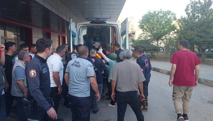  Sulama kanalı düşen çocuğu annesi kurtardı