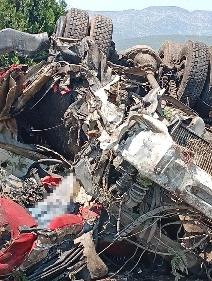TAG Otoyolu'nda tanker ile kamyon kafa kafaya &ccedil;arpıştı: S&uuml;r&uuml;c&uuml;ler hayatını kaybetti