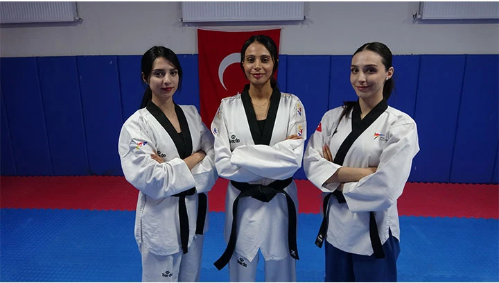 Tekvandocu babanın vakit ge&ccedil;irsinler diye salona g&ouml;t&uuml;rd&uuml;ğ&uuml; 3 kızı milli tekvandocu oldu