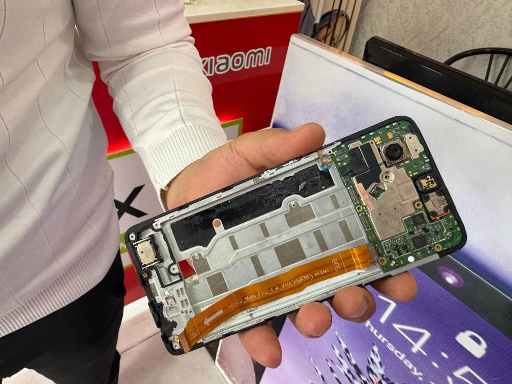 Telefon bataryası tamir sırasında alev alarak patladı