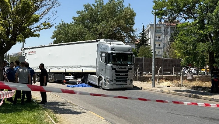 tırın altında kalan motosikletteki 2 kişi hayatını kaybetti