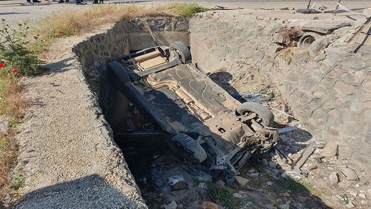 traktör ile çarpışan araç kanala uçtu: 4 yaralı