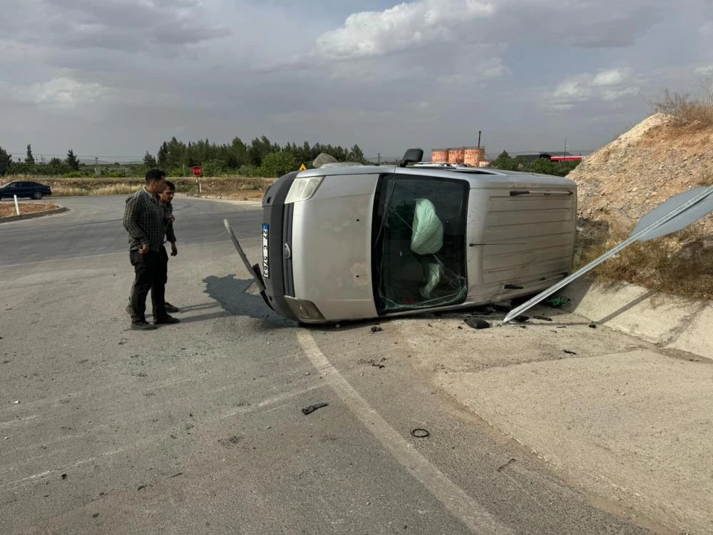 Viraja hızlı giren aracı 'DUR' tabelası durdurdu