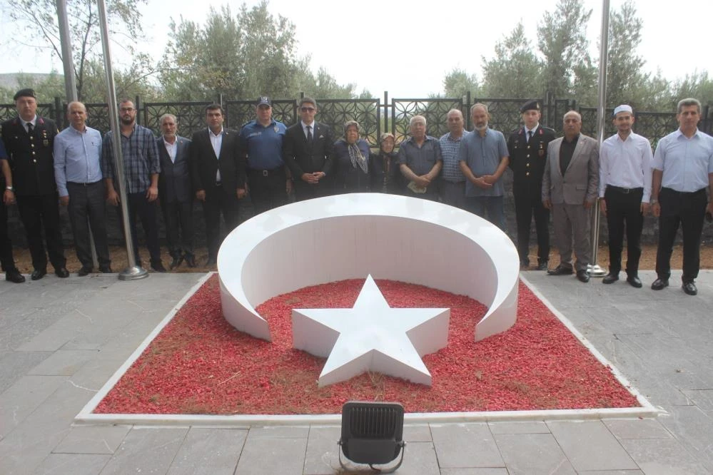 Yavuzeli’nde 15 Temmuz şehitleri anma programı kapsamında şehitlik ziyaret edildi