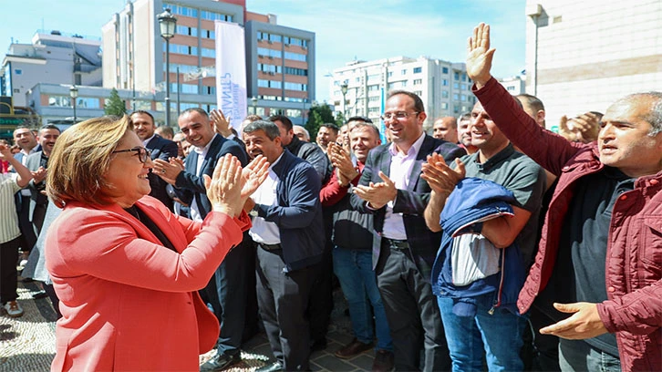 Yeniden seçilen Başkan Fatma Şahin, yeni döneminin ilk gününde coşkuyla karşılandı