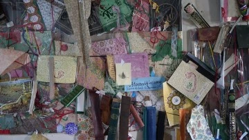 10 metrekarelik küçük dükkanında eskiyen kitaplara hayat veriyor
