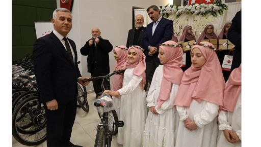 16 &ouml;ğrenci icazet merasiminde hafızlık belgelerini aldı