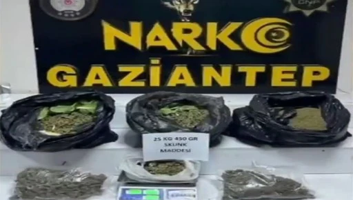  22 kilo skunk ile &ccedil;ok sayıda silah ele ge&ccedil;irildi