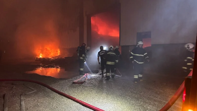 33 Ara&ccedil; ve 72 Personelle M&uuml;dahale: Gaziantep&rsquo;te Fabrika Yangını