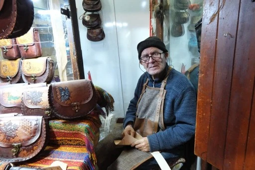 66 yıldır teknolojiye direnerek &ccedil;anta yapıyor