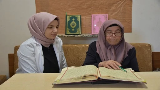 70 yaşında Kur'an-ı Kerim okumayı &ouml;ğrendi