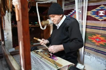 81 yaşındaki kilimci, 3 metrekarelik dükkanında teknolojiye direniyor