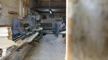 Ahşaba şekil vererek 58 yıldır mesleğini yaşatmaya çalışıyor
