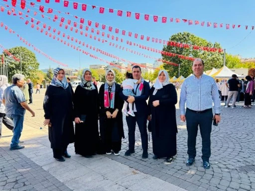 AK Parti Milletvekili Bozgeyik, "Gazze İ&ccedil;in Sessiz &Ccedil;ığlık" eylemine ailesiyle katıldı