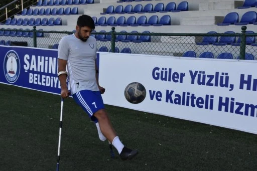 Akıma kapılıp bacağını kaybetti, futbolla hayata tutundu