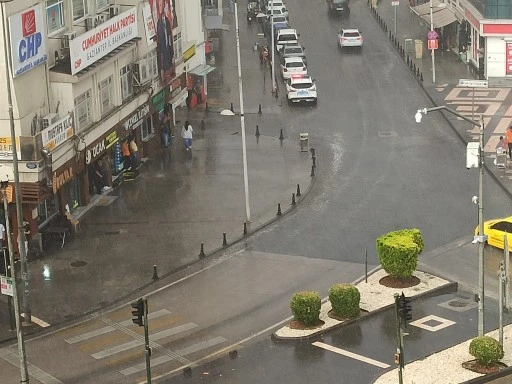 Ansızın bastıran yağmur vatandaşı hazırlıksız yakaladı 
