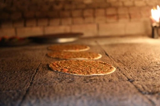 Antep lahmacunu tescilli tarifiyle pişirildi